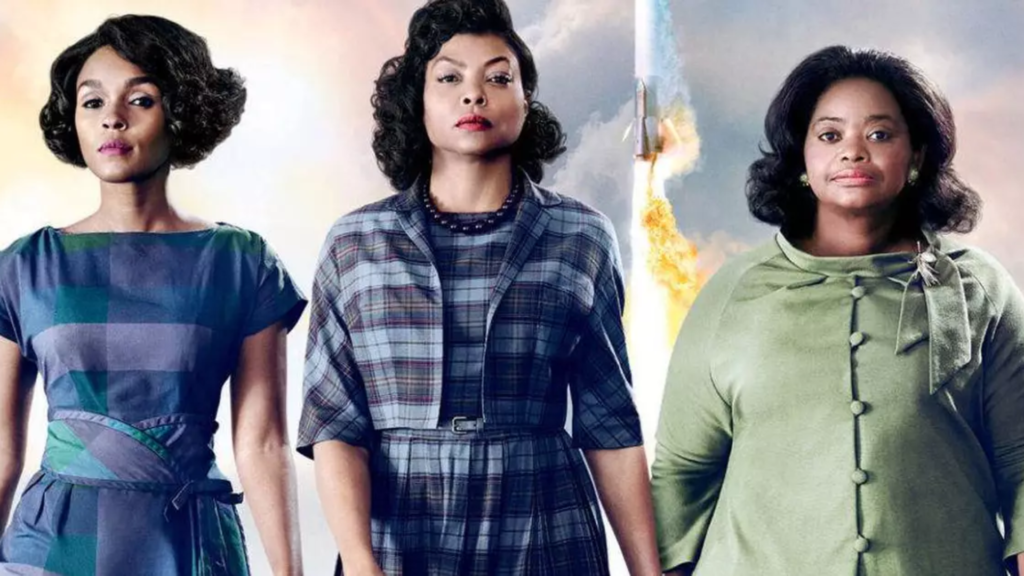 Pôster do filme "Estrelas Além do Tempo" apresentando três mulheres negras em destaque, da cintura para cima, contra um fundo que mostra o lançamento de um foguete espacial. À esquerda, a atriz Janelle Monáe usa um vestido azul xadrez e olha para o horizonte com serenidade. No centro, Taraji P. Henson veste um conjunto xadrez cinza e azul, com uma expressão firme e determinada. À direita, Octavia Spencer usa um vestido verde oliva e olha diretamente para a câmera com uma postura de liderança. Ao fundo, o rastro de fogo e fumaça do foguete sobe em direção ao céu.