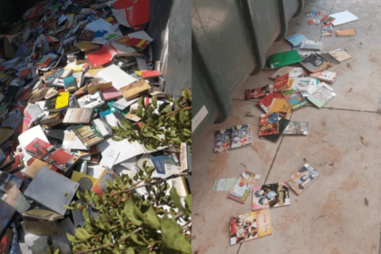 Uma imagem composta de duas fotografias verticais justapostas, ambas retratando o descarte em massa de livros em um ambiente urbano ao ar livre. A fotografia da esquerda mostra o interior de um grande contêiner de metal de lixo industrial. O contêiner está quase cheio até a borda com uma pilha desordenada e emaranhada de centenas, talvez milhares, de livros. Os livros são de vários tamanhos, com capas de cores diferentes (vermelho, amarelo, azul, verde, branco), muitas delas desgastadas, amassadas ou abertas, criando um amontoado caótico de papel e papelão. No canto inferior direito da imagem, um arbusto verde frondoso obscurece parcialmente a borda do contêiner e alguns dos livros, sugerindo que a cena foi capturada de um ângulo lateral. A fotografia da direita mostra o chão de concreto ao lado da base de um grande contêiner de lixo industrial de plástico verde-oliva. Vários livros de bolso, muitos com capas vibrantes de estilo anime ou mangá (como "Fushigi Yugi" visível), estão espalhados desordenadamente pelo chão de concreto empoeirado ao redor do contêiner. Mais livros estão empilhados ou caídos perto da base do contêiner. O chão parece desgastado e sujo. A luz do dia brilha intensamente nas duas cenas.