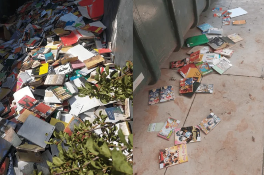 Uma imagem composta de duas fotografias verticais justapostas, ambas retratando o descarte em massa de livros em um ambiente urbano ao ar livre. A fotografia da esquerda mostra o interior de um grande contêiner de metal de lixo industrial. O contêiner está quase cheio até a borda com uma pilha desordenada e emaranhada de centenas, talvez milhares, de livros. Os livros são de vários tamanhos, com capas de cores diferentes (vermelho, amarelo, azul, verde, branco), muitas delas desgastadas, amassadas ou abertas, criando um amontoado caótico de papel e papelão. No canto inferior direito da imagem, um arbusto verde frondoso obscurece parcialmente a borda do contêiner e alguns dos livros, sugerindo que a cena foi capturada de um ângulo lateral. A fotografia da direita mostra o chão de concreto ao lado da base de um grande contêiner de lixo industrial de plástico verde-oliva. Vários livros de bolso, muitos com capas vibrantes de estilo anime ou mangá (como "Fushigi Yugi" visível), estão espalhados desordenadamente pelo chão de concreto empoeirado ao redor do contêiner. Mais livros estão empilhados ou caídos perto da base do contêiner. O chão parece desgastado e sujo. A luz do dia brilha intensamente nas duas cenas.