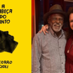À esquerda, a capa do livro "A Cabeça do Santo", de Socorro Acioli, com fundo amarelo e ilustração em preto de um perfil de rosto. À direita, foto da escritora Socorro Acioli ao lado do ator Antônio Pitanga, ambos sorrindo.