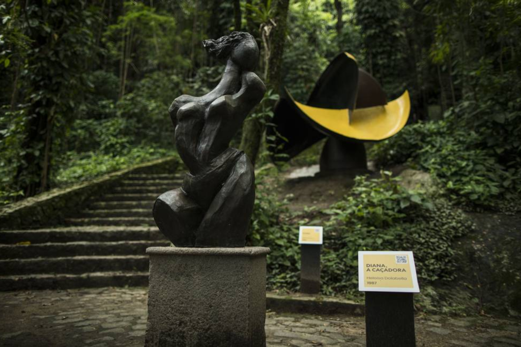 Escultura de Diana, a caçadora, em meio à vegetação.