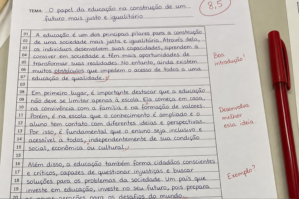 Redação sendo corrigida manualmente
