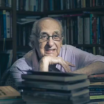 Zuenir Ventura em um biblioteca cheias de livros